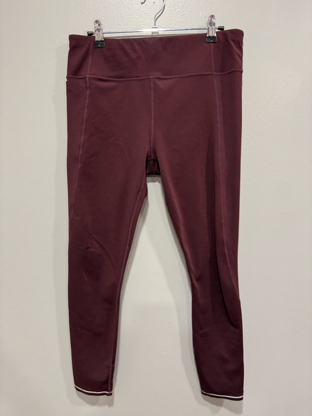 Athleta Run Free 7/8 Tight in Maroon Size Medium